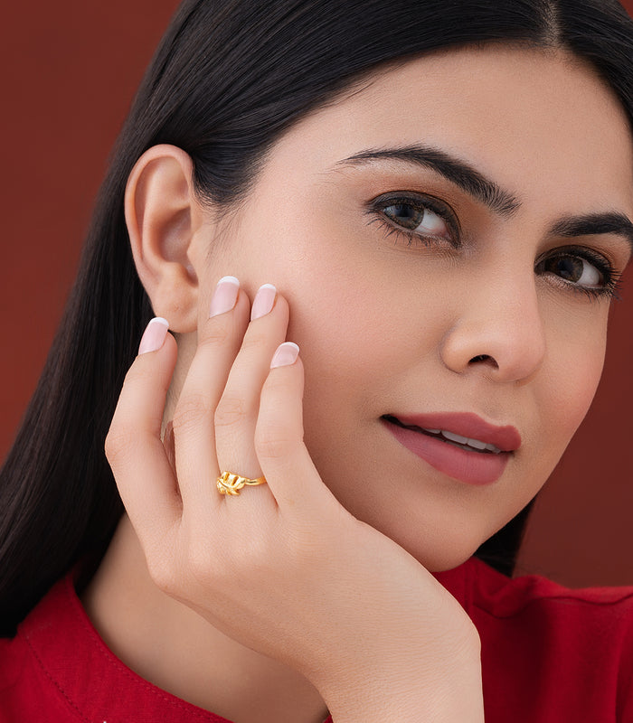 Leaf Motif Gold Finger Ring