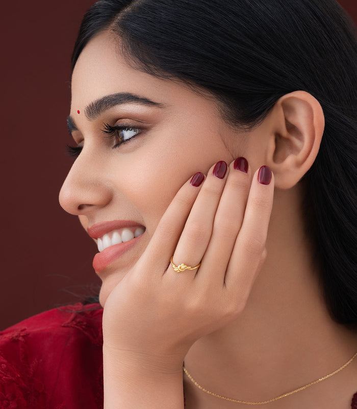 Radiant Knot Gold Finger Ring