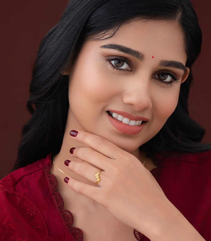 Radiant Knot Gold Finger Ring