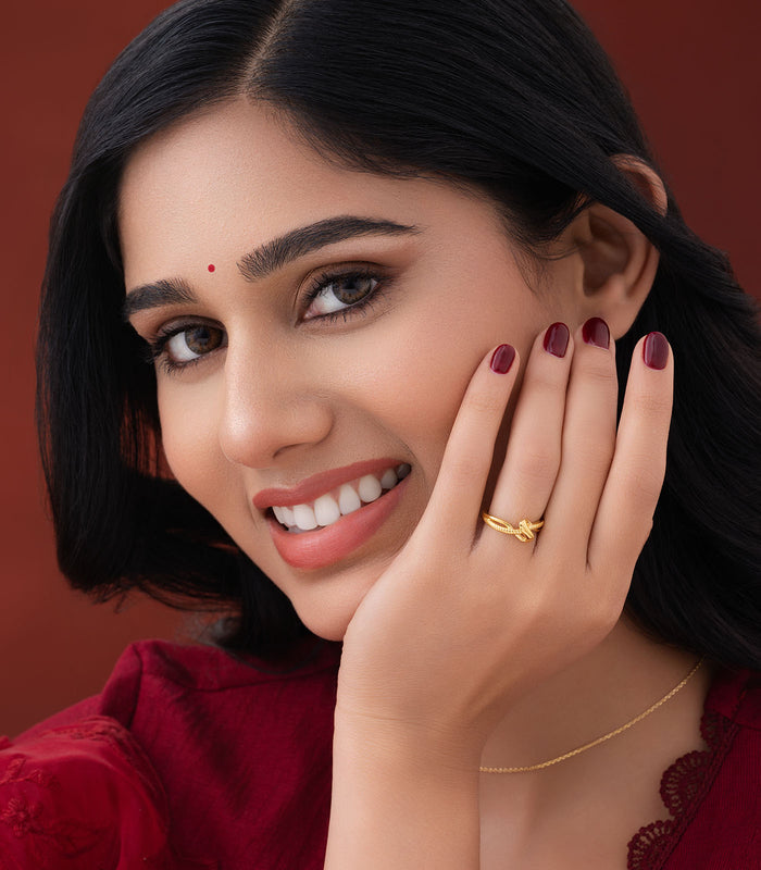Subtle Contrast Gold Finger Ring