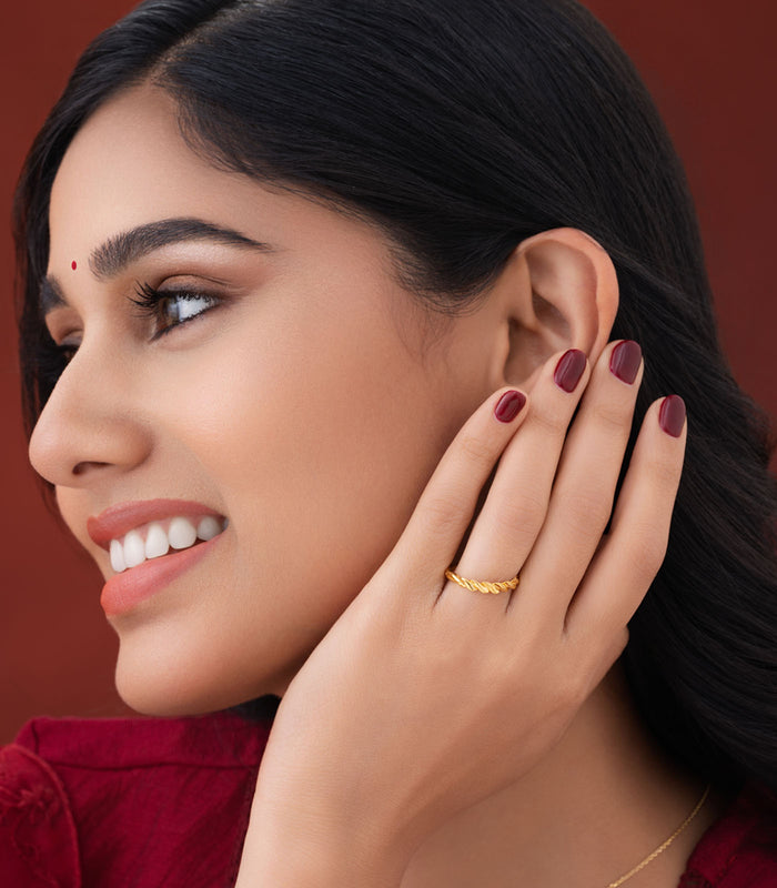 Timeless Twist Gold Finger Ring