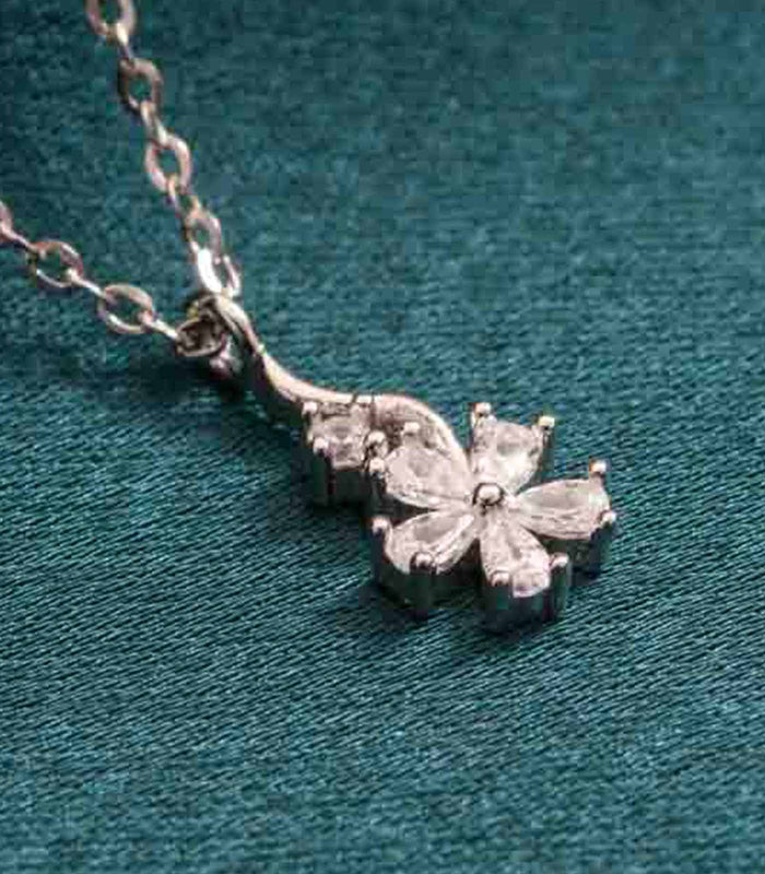 Tiny Daisy Necklace (Silver)