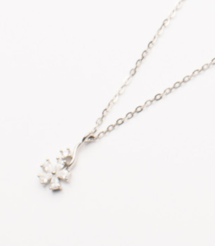 Tiny Daisy Necklace (Silver)